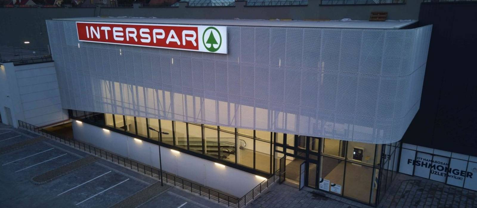 Der INTERSPAR-Hypermarkt im Einkaufszentrum GOBUDA Mall (ehemals Eurocenter) in der Bécsi út ist renoviert worden. 