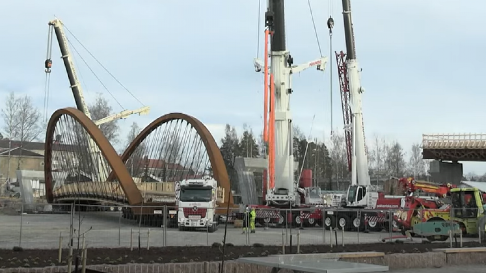 The Vanhankirkonsilta pedestrian bridge was installed in Finland.